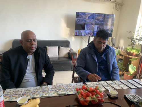 Latest company news about Los clientes sudafricanos visitan la fábrica