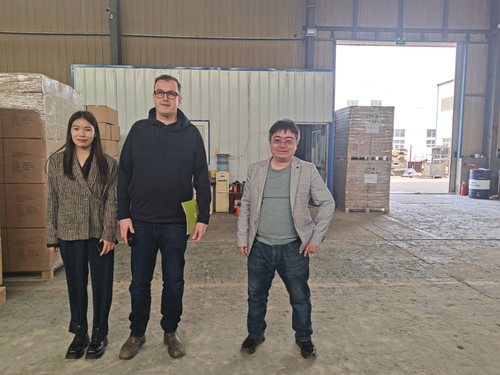Latest company news about Los clientes estadounidenses visitan la fábrica y negocian la cooperación.