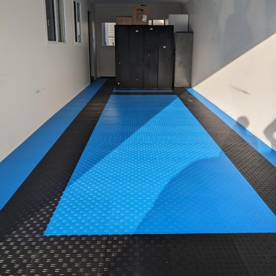 Los azulejos del piso del garaje de PP Garagetrac se entrelazan con el azulejo de diamante de la cubierta de carreras